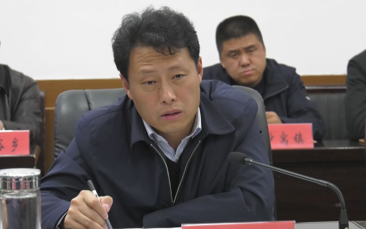 刘靖主持召开土地整治 村庄拆旧复垦工作调度会